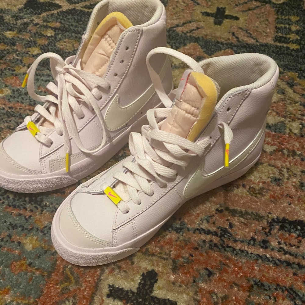 WOMEN'S NIKE BLAZER MID '77 CASUAL SHOES